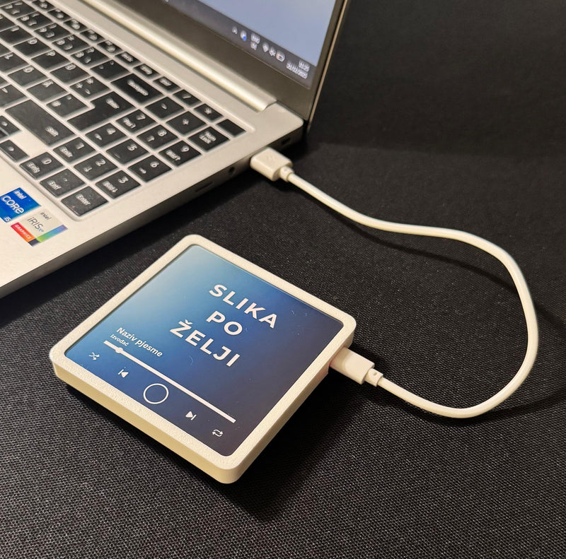 ﻿﻿1. Kabelom spojite zvučnik i laptop